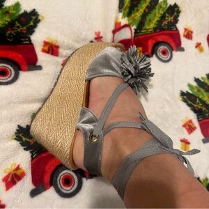 Velvet wedge espadrilles.